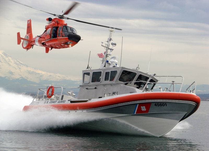 Bateau de secours en mer