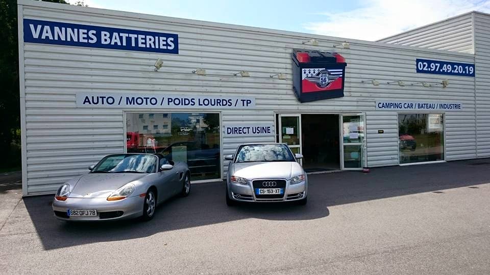 Devanture et parking du magasin Vannes Batteries