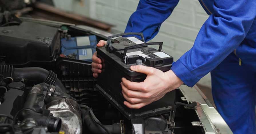 Installation d'une batterie voiture sous le capot