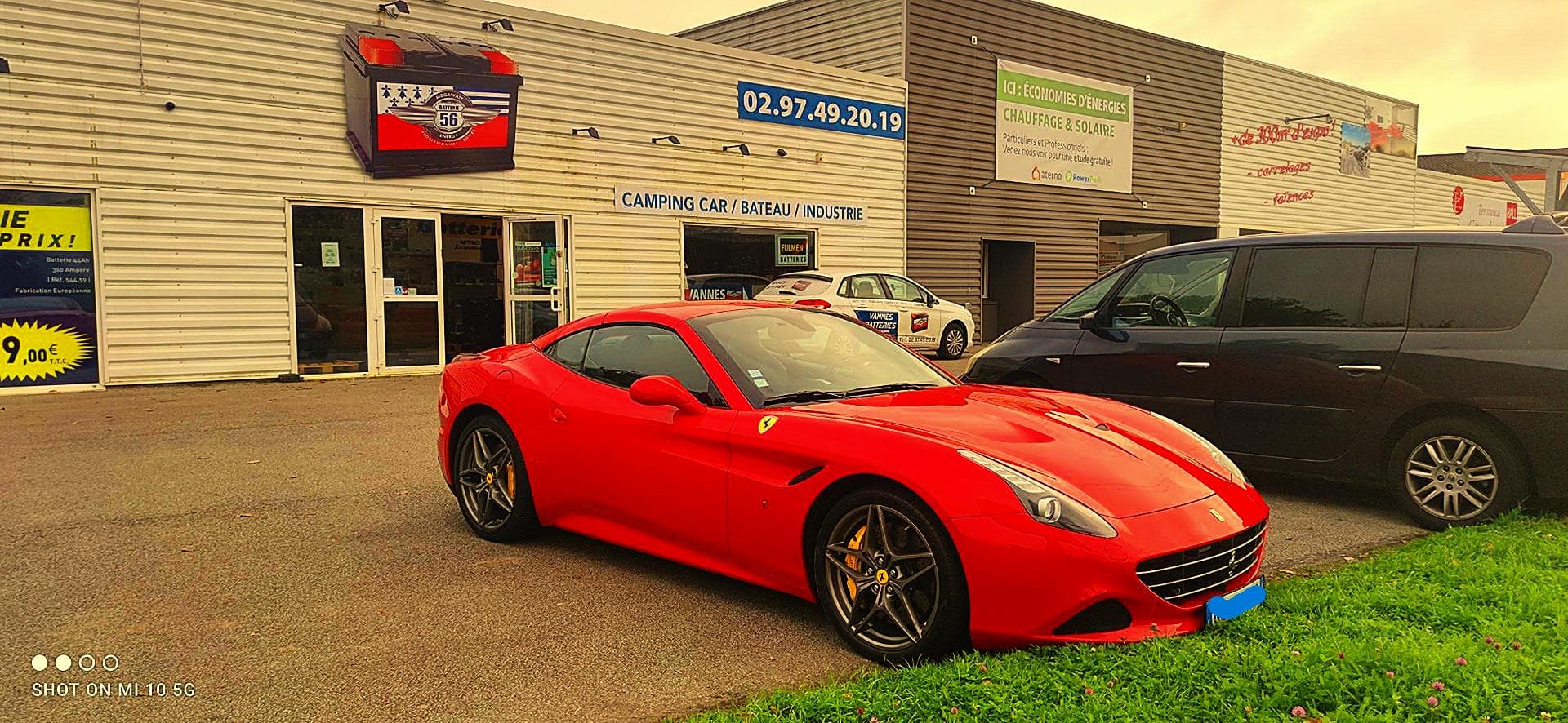 Ferrari California rouge équipée par Vannes Batteries